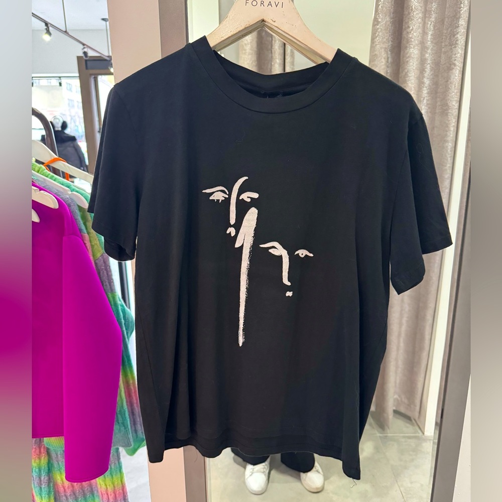 FORAVI - COOLEST BLACK TEE W/  MINIMALISTIC DESIGN